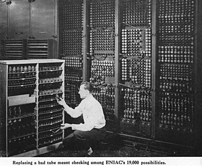 725px-ENIAC-changing_a_tube.jpg